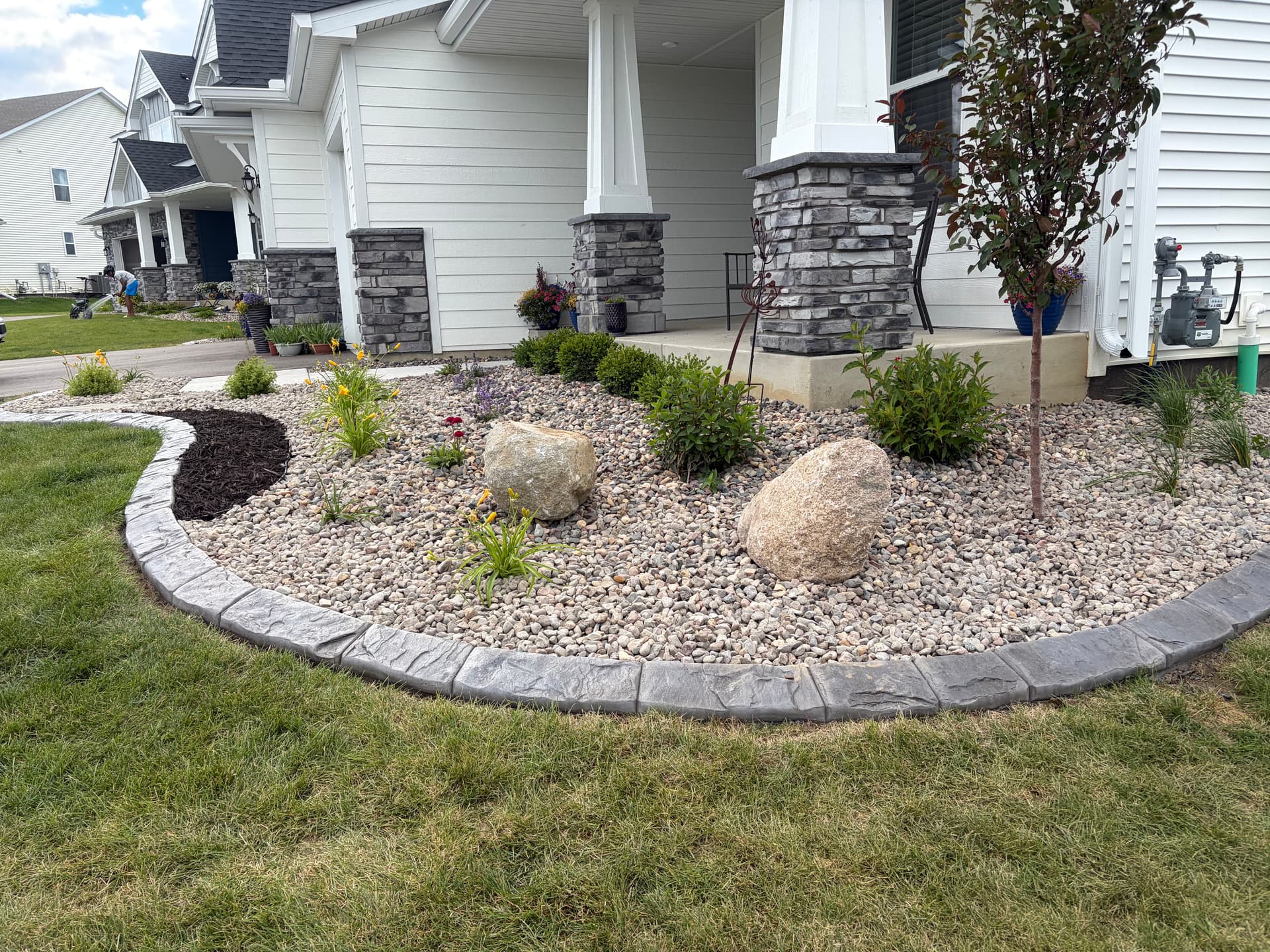 Gallery photos for Clean Low-Maintenance Planting Beds with Stone and Sharp Edging: Image #4