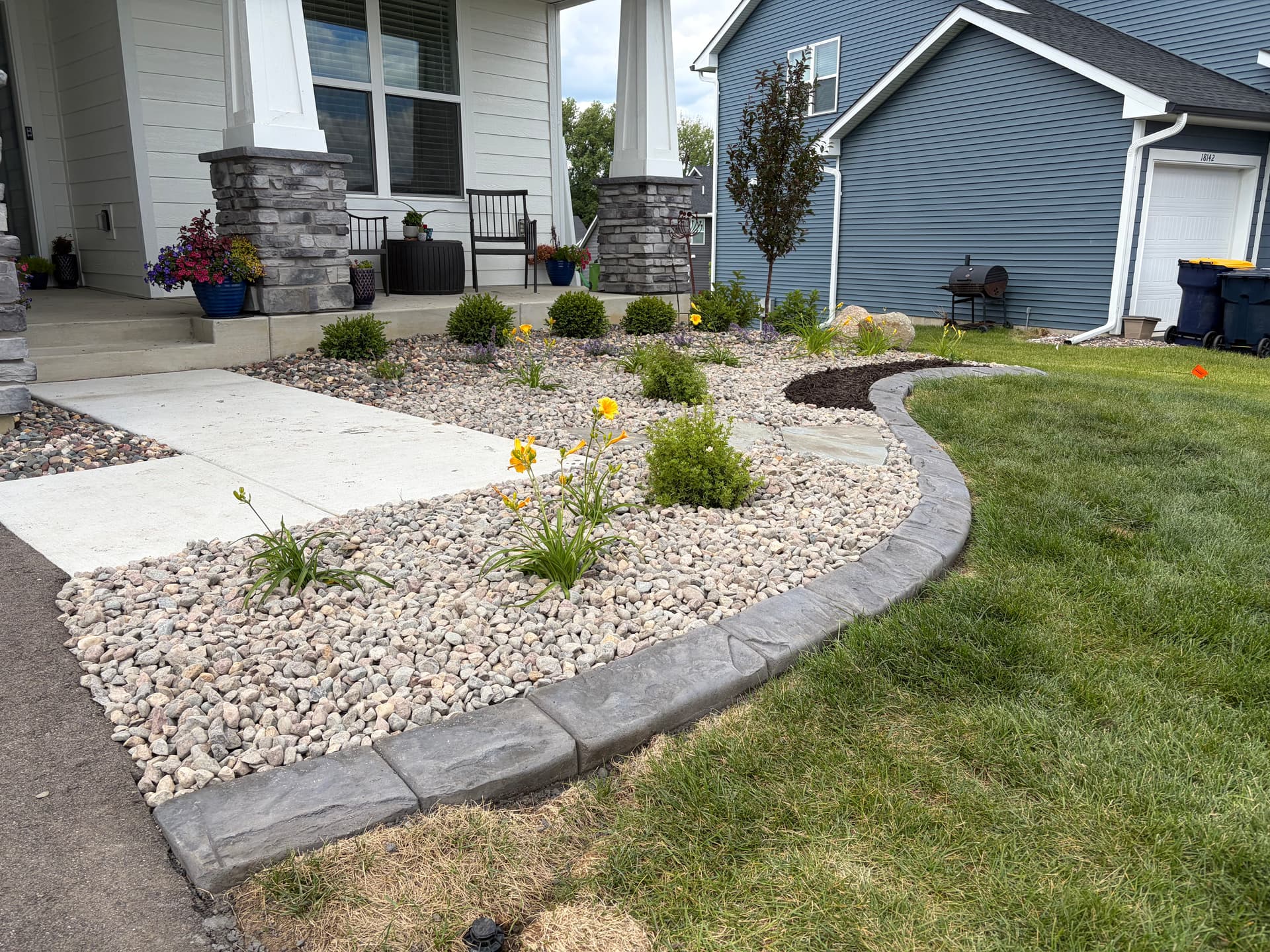 Gallery photos for Clean Low-Maintenance Planting Beds with Stone and Sharp Edging: Image #5