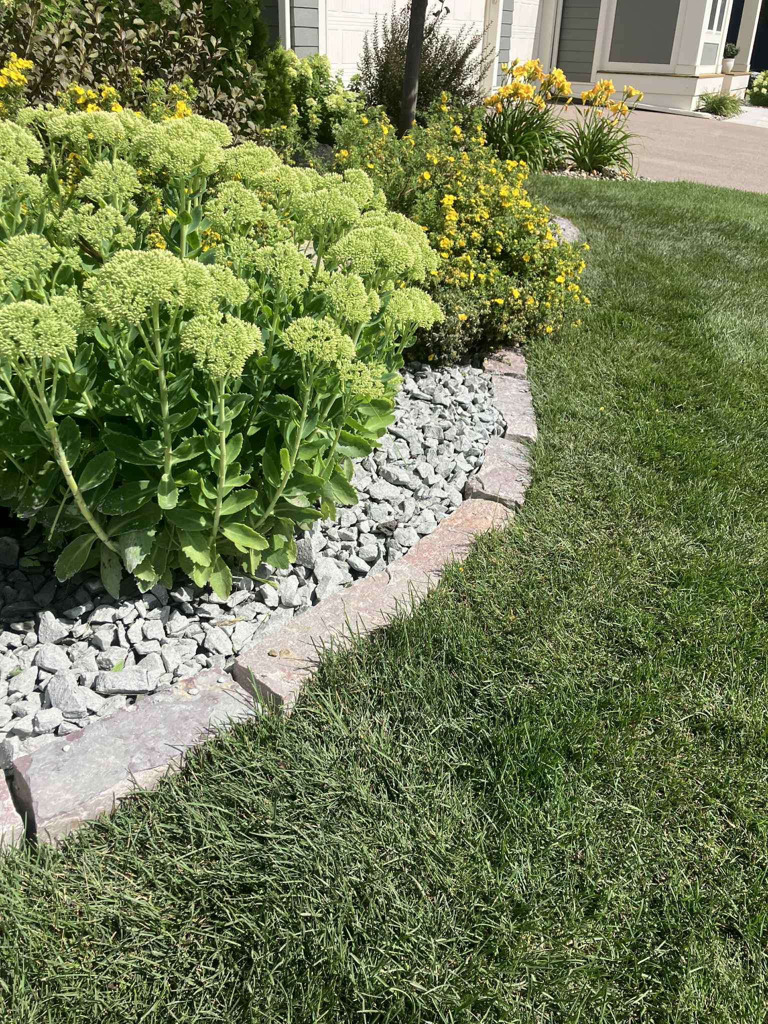 Gallery photos for Natural Stone Edging for Beautiful Garden Beds: Image #1