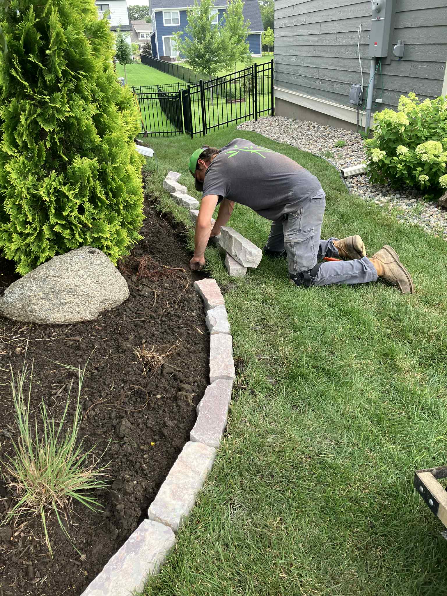Gallery photos for Natural Stone Edging for Beautiful Garden Beds: Image #2