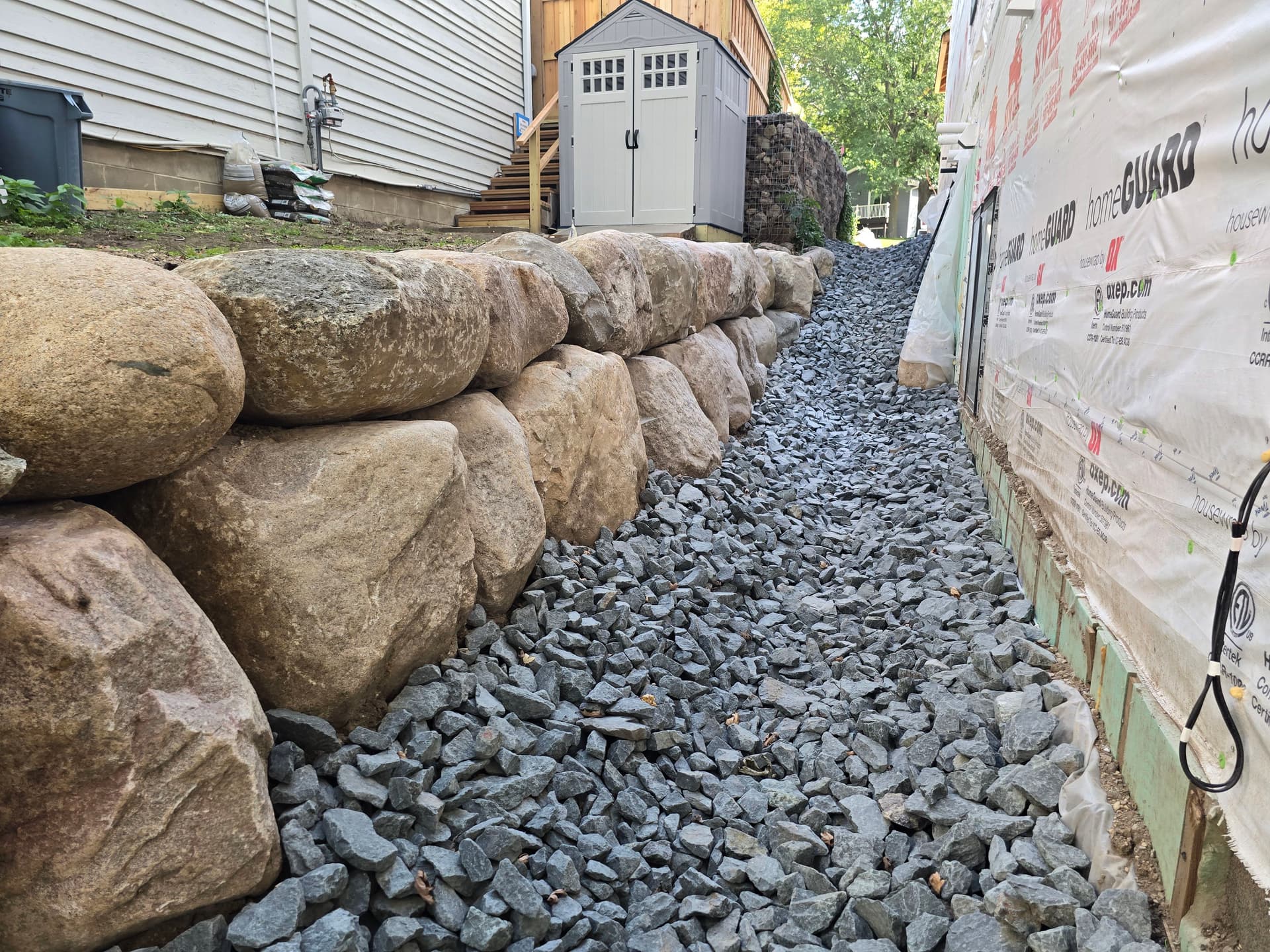 Gallery photos for Reliable Fieldstone Boulder Walls Installation: Image #4